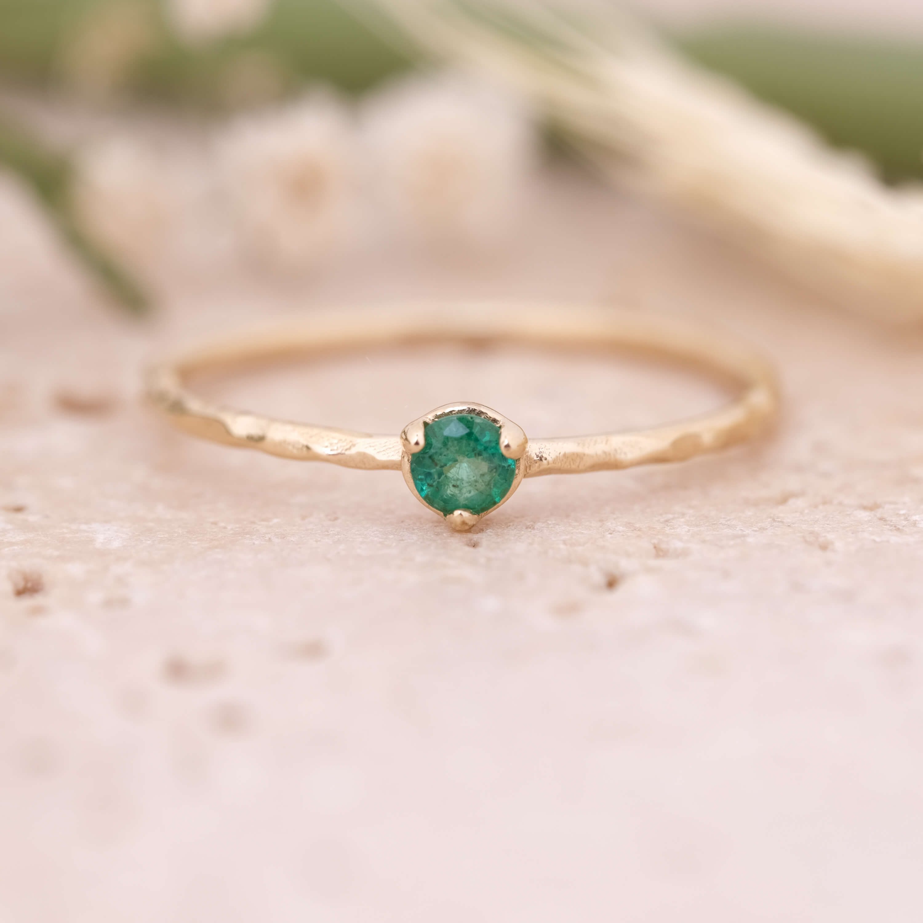 Arin | Minimal Zümrüt Taşlı Dokulu Yüzük