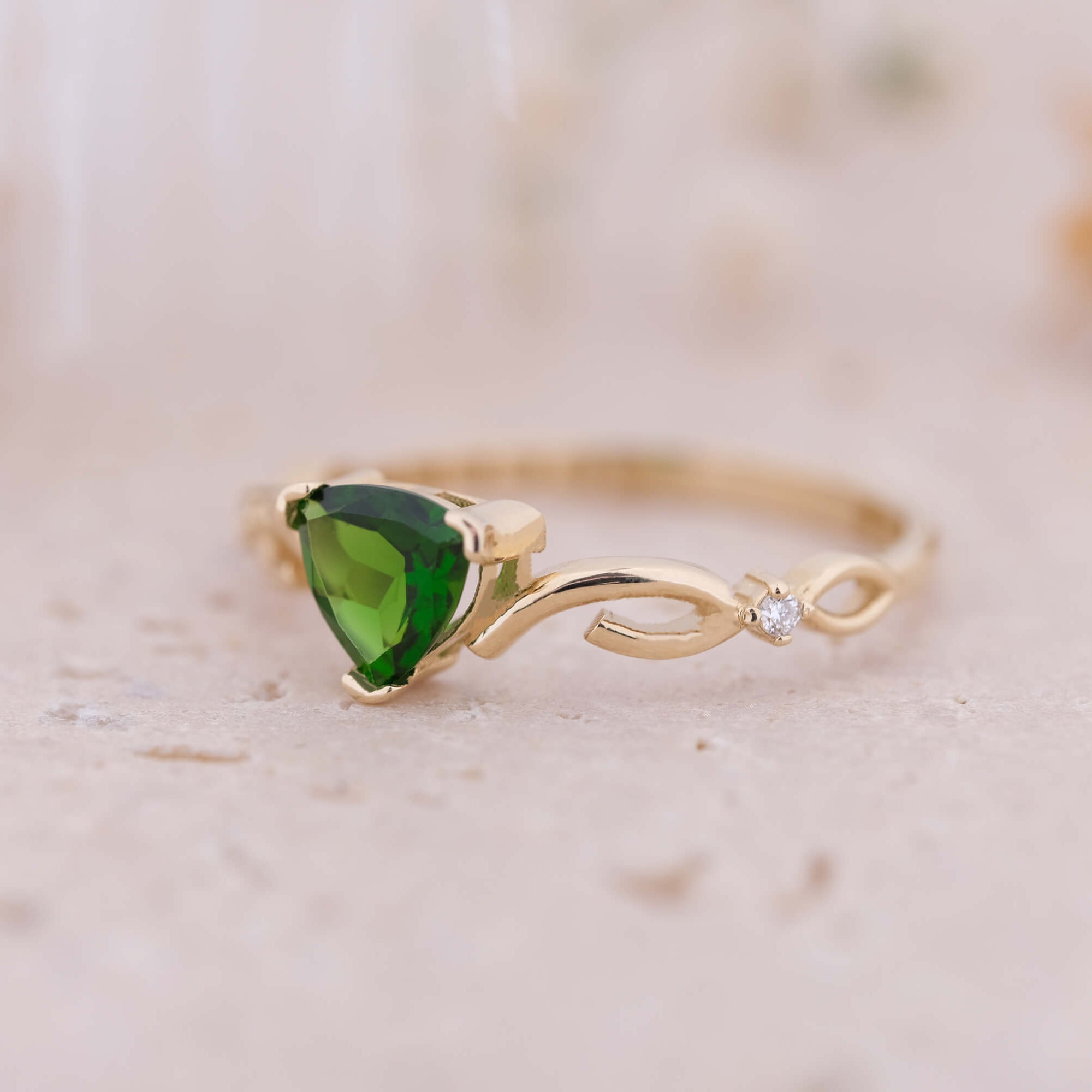 Üçgen Kesim Krom Diopsit ve Pırlantalı Altın Yüzük