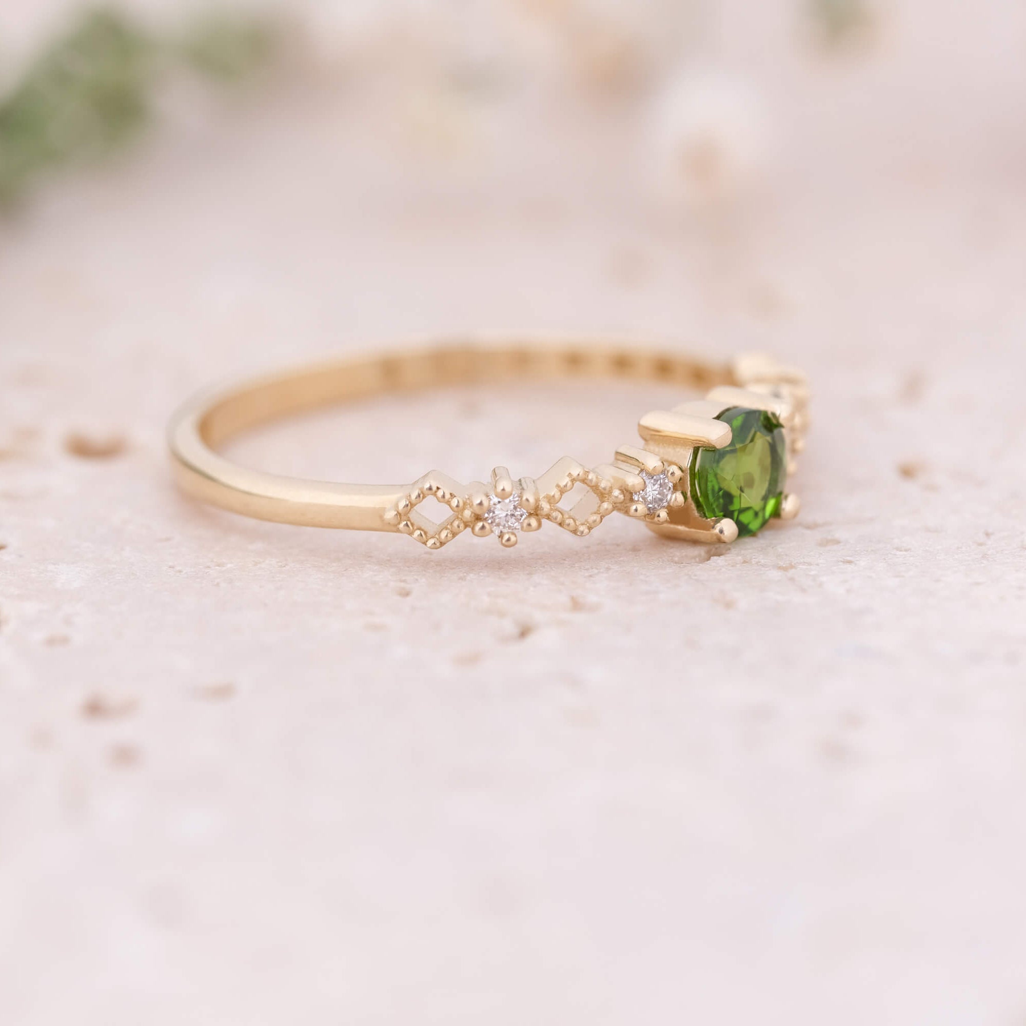 Lira | Oval Kesim Krom Diopsit ve Minimal Pırlantalı Yüzük