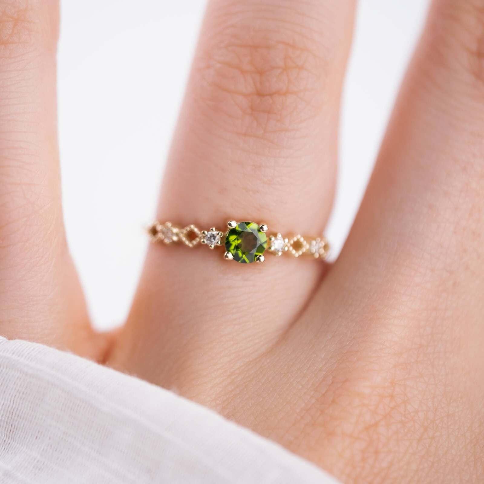 Lira | Oval Kesim Krom Diopsit ve Minimal Pırlantalı Yüzük