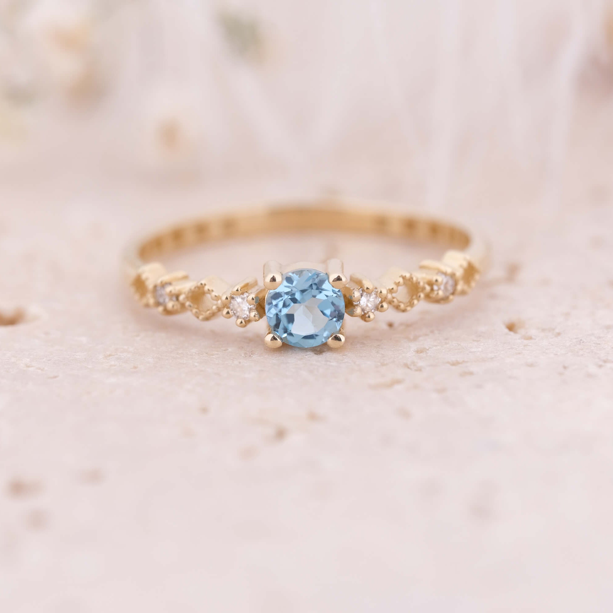 Lira | Oval Kesim Swiss Blue Topaz ve Minimal Pırlantalı Yüzük
