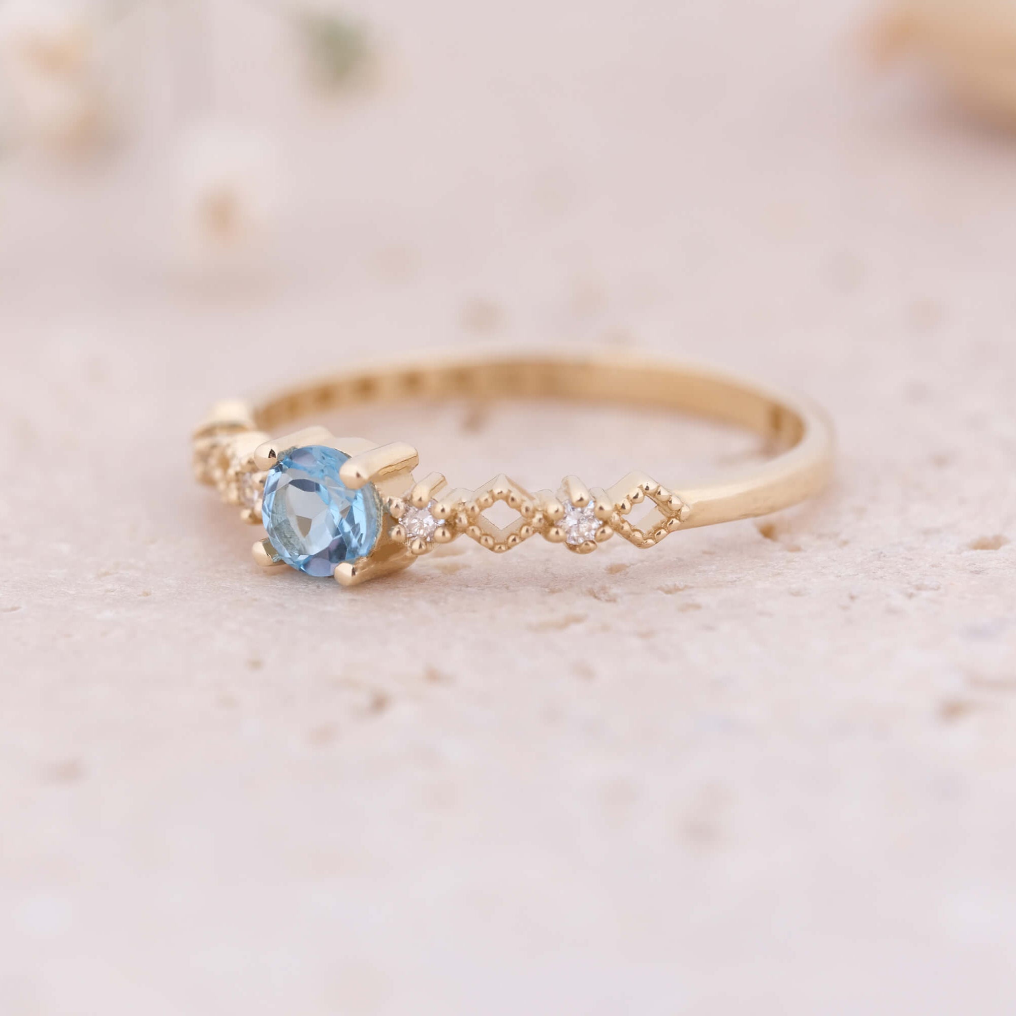 Lira | Oval Kesim Swiss Blue Topaz ve Minimal Pırlantalı Yüzük