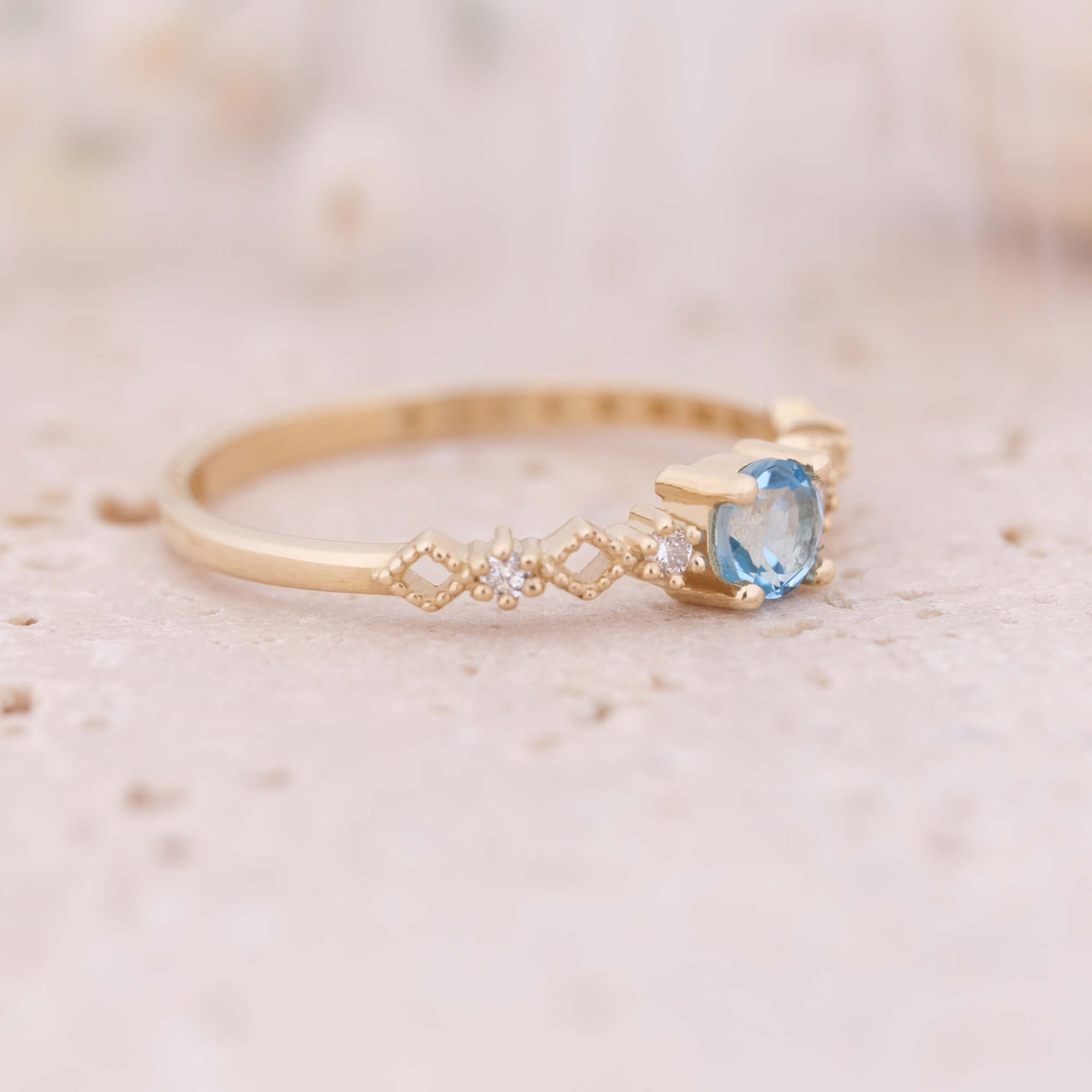 Lira | Oval Kesim Swiss Blue Topaz ve Minimal Pırlantalı Yüzük
