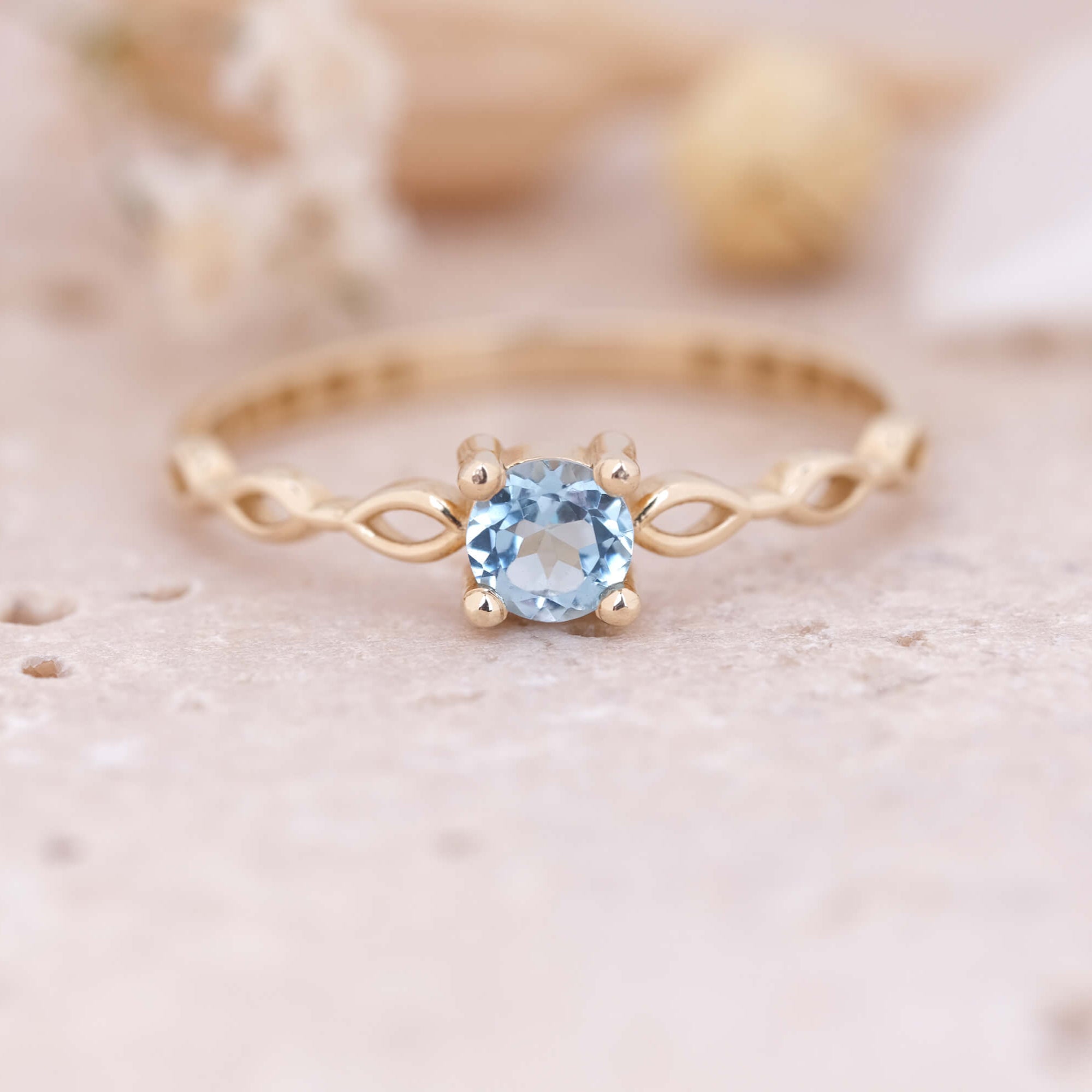 Minimal Swiss Blue Topaz ve Altın Yüzük