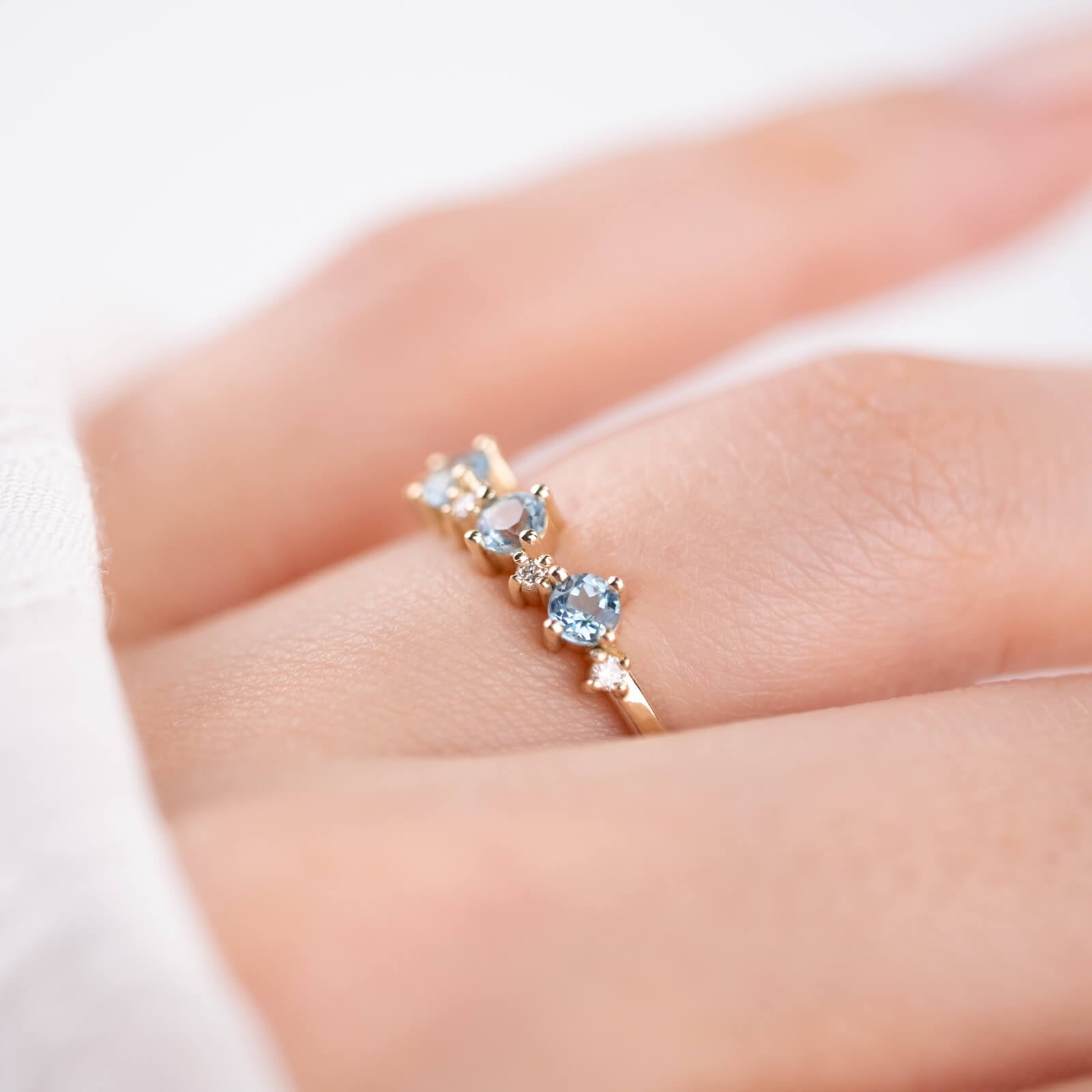 Minimal Pırlantalı Swiss Blue Topaz Yüzük