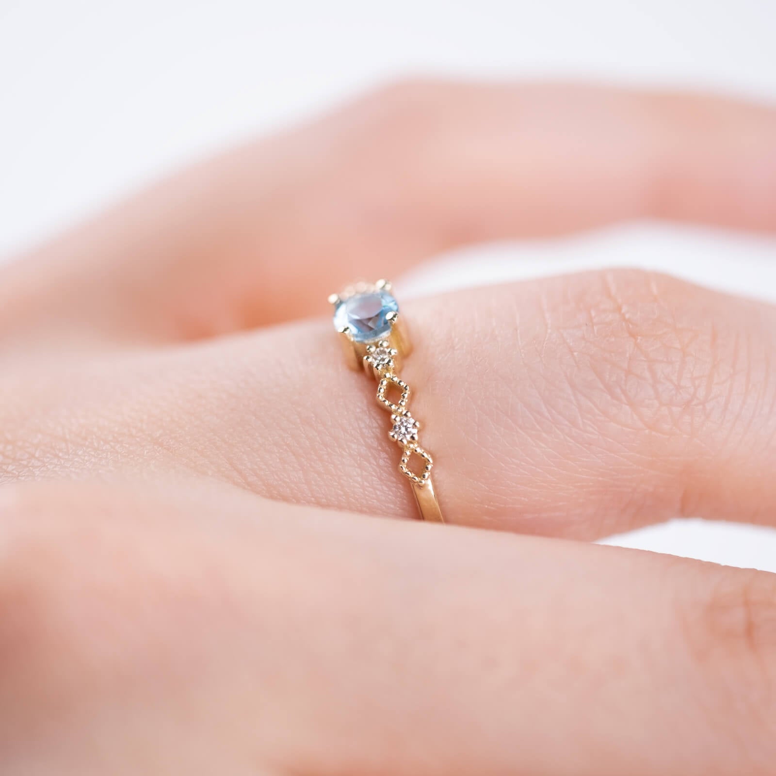Lira | Oval Kesim Swiss Blue Topaz ve Minimal Pırlantalı Yüzük