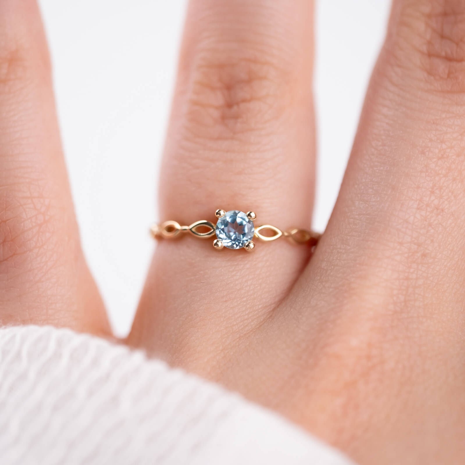 Minimal Swiss Blue Topaz ve Altın Yüzük