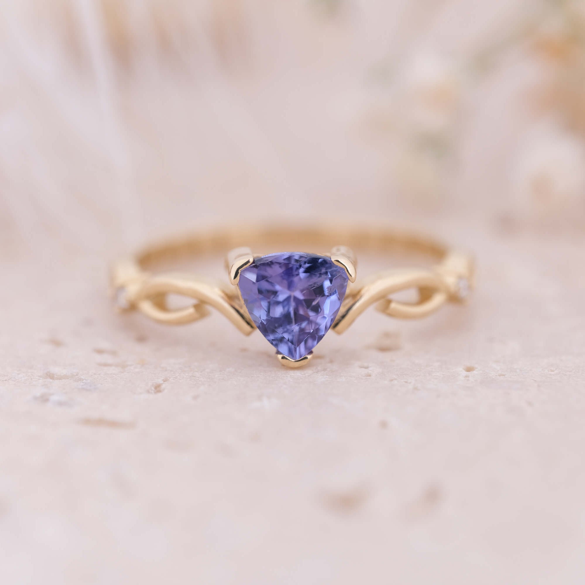 Üçgen Kesim Tanzanit ve Pırlantalı Altın Yüzük