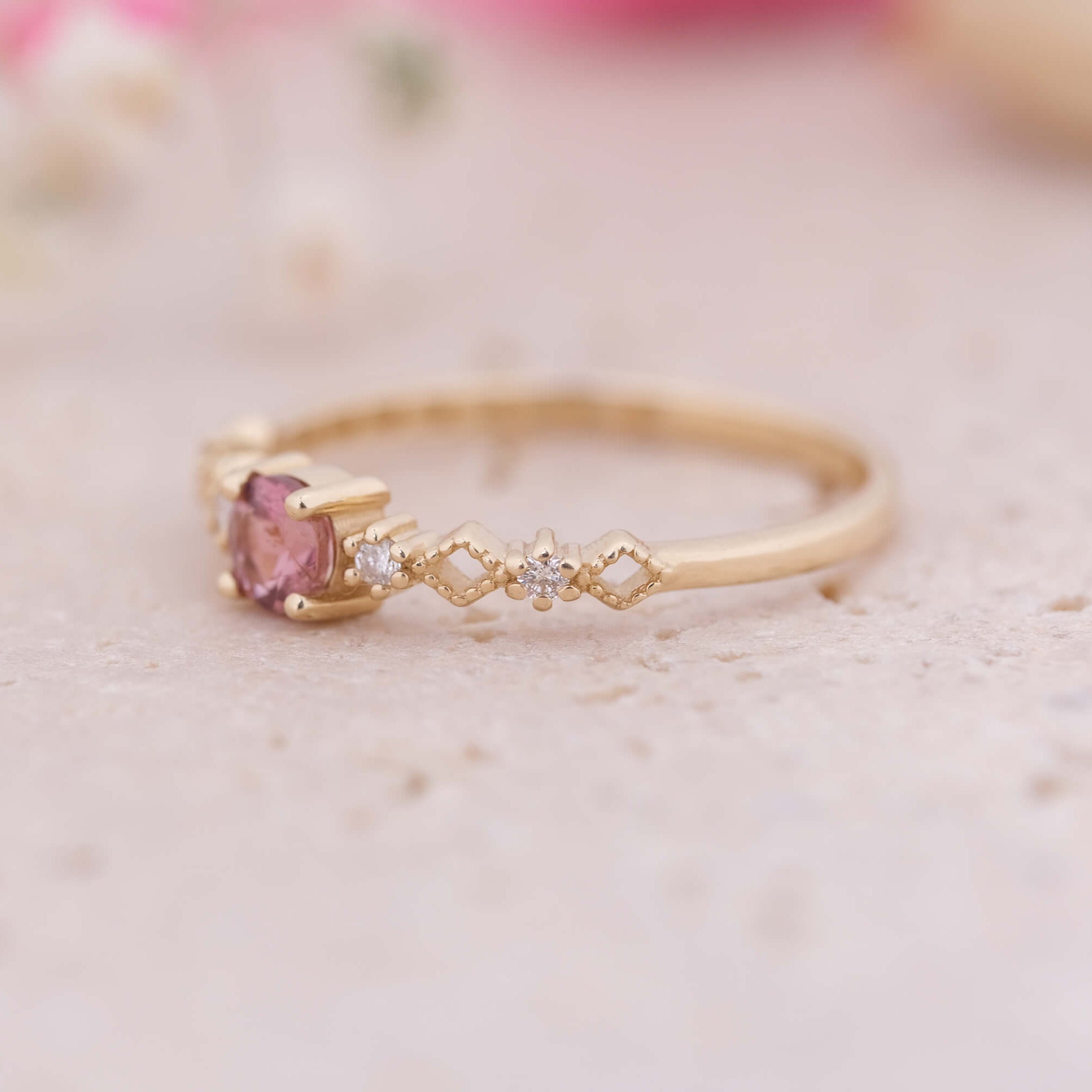 Lira | Oval Kesim Turmalin ve Minimal Pırlantalı Yüzük