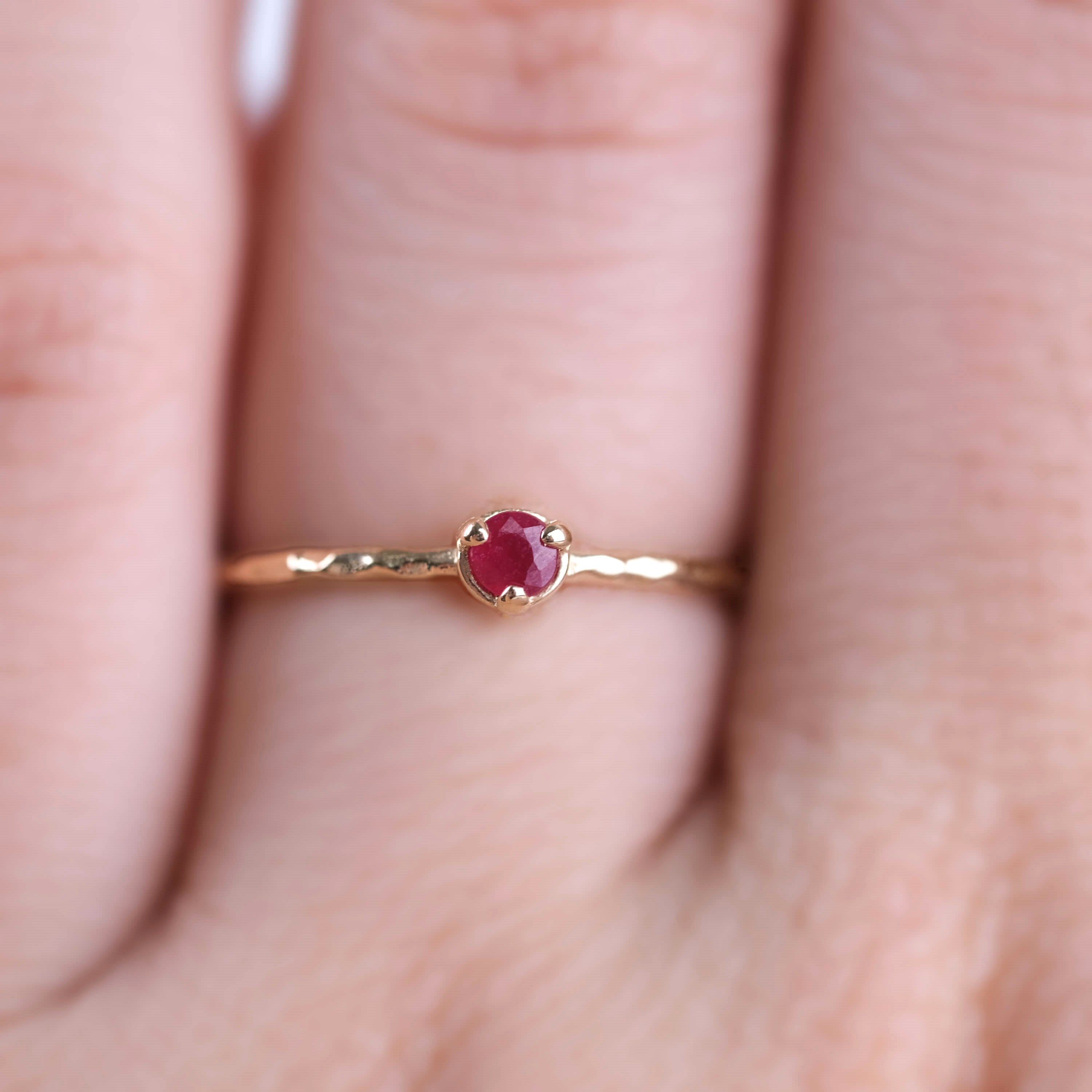 Arin | Minimal Yakut Taşlı Dokulu Yüzük