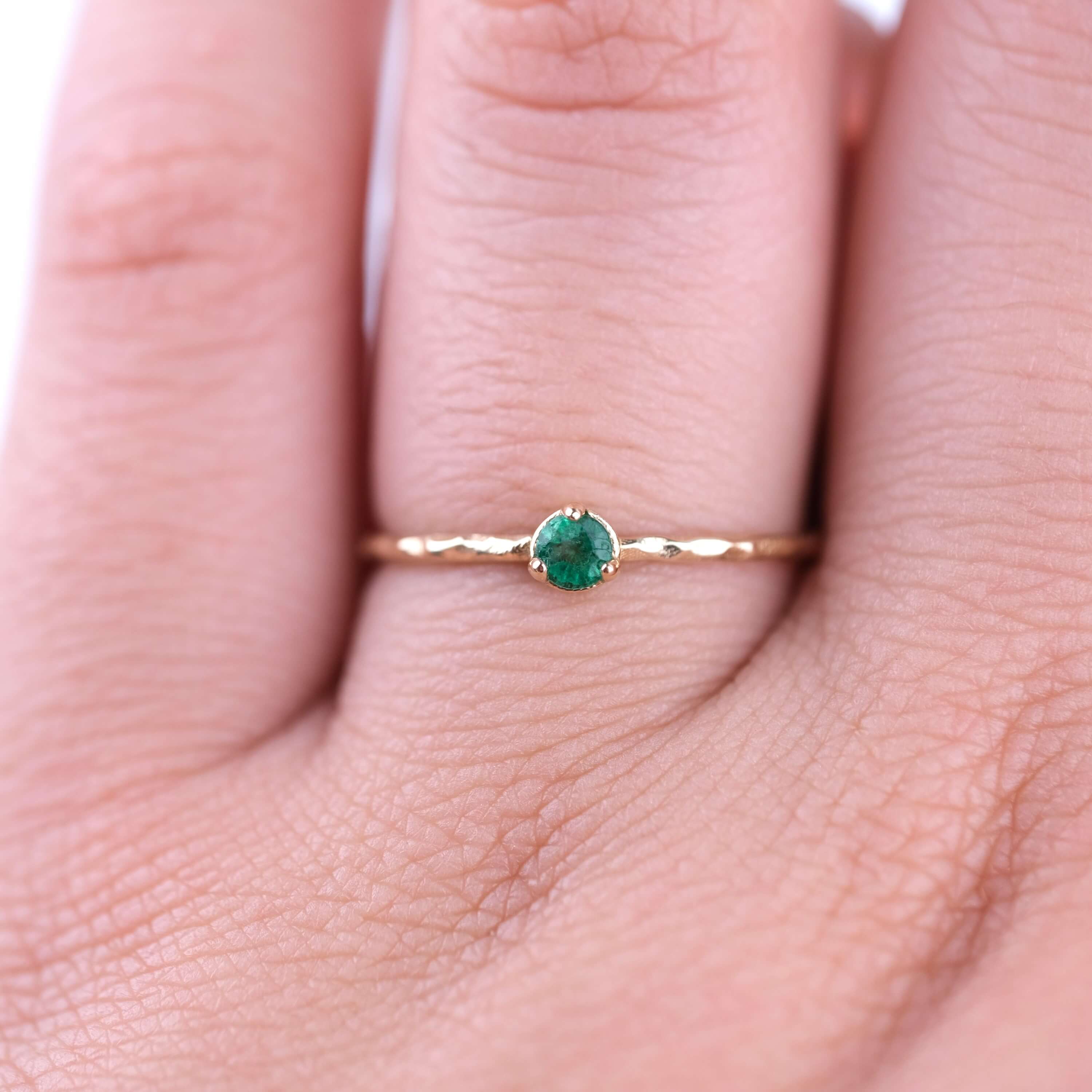 Arin | Minimal Zümrüt Taşlı Dokulu Yüzük