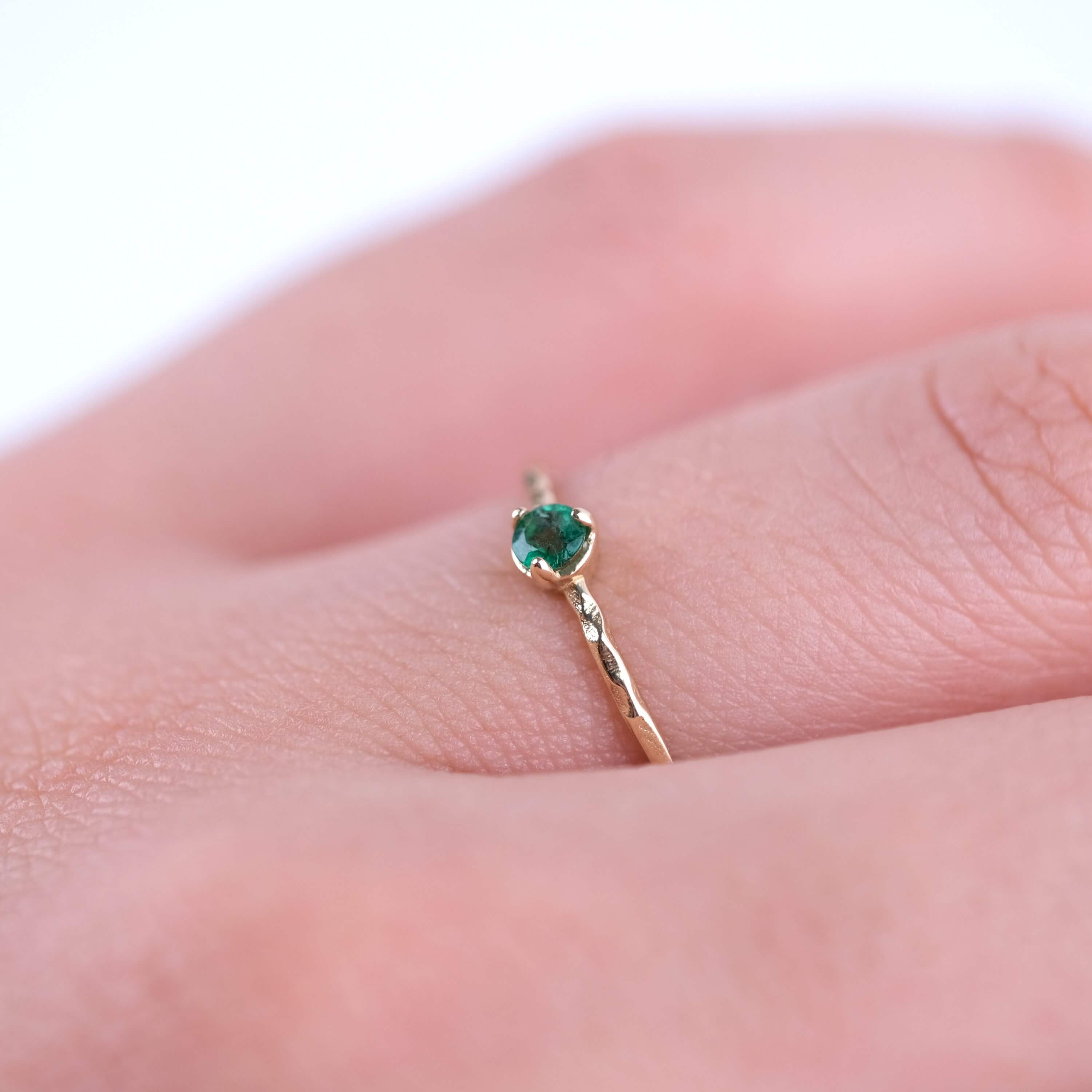 Arin | Minimal Zümrüt Taşlı Dokulu Yüzük