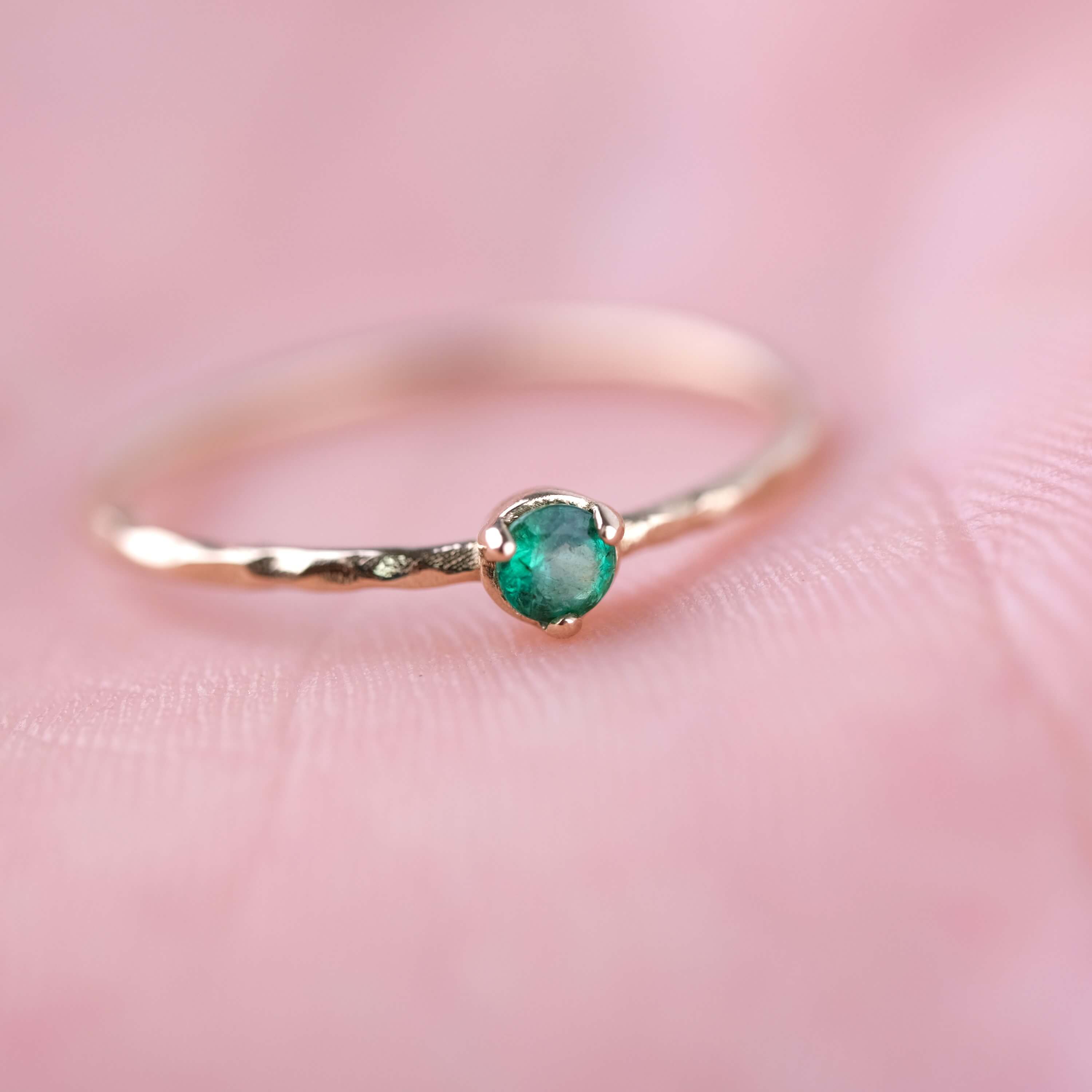 Arin | Minimal Zümrüt Taşlı Dokulu Yüzük